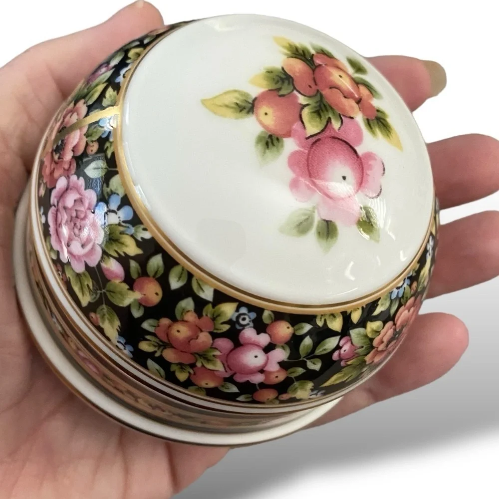 Wedgwood Clio Paperweight Made In England Excellent Condition